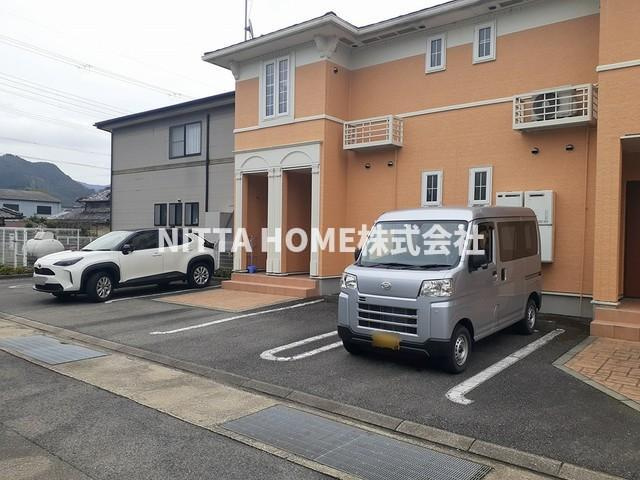 ベル　ファミーユⅠ　３番館の駐車場|敷地内に２台分の空きがあります☆