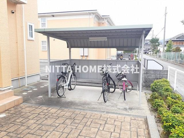 ベル　ファミーユⅠ　３番館のエントランス|屋根付きの駐輪場は無料で使用可能です＊