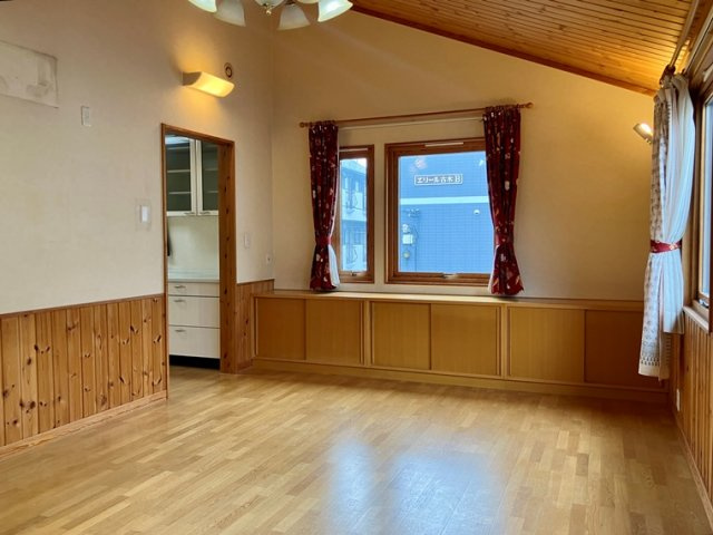 上鶴間本町戸建の居間・リビング