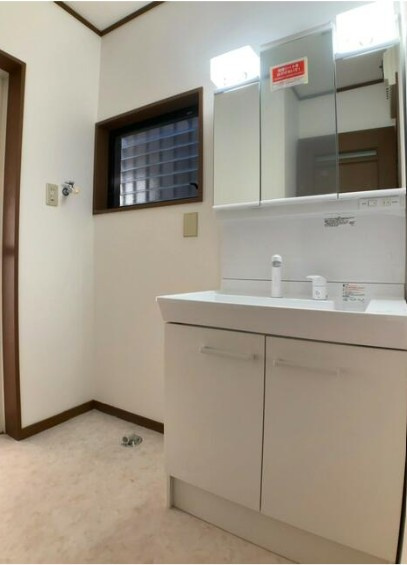【中古】川越市南大塚リフォーム中古住宅の独立洗面台|朝の身支度に欠かせない洗面台は新品です☆