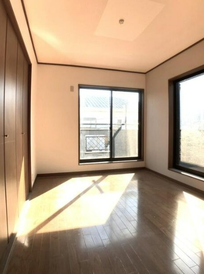 【中古】川越市南大塚リフォーム中古住宅の洋室|2F南西 6帖洋室！2面の大きな窓で明るいです！