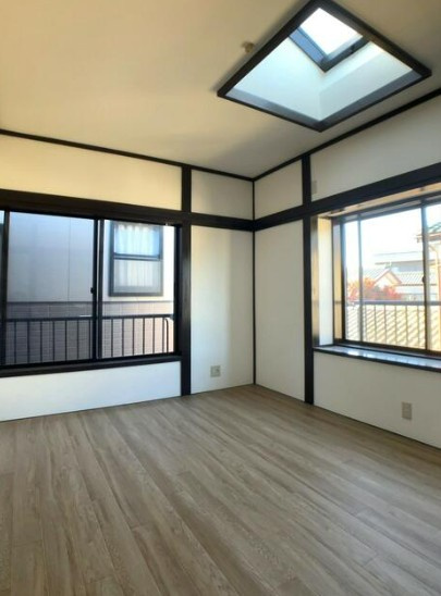 【中古】川越市南大塚リフォーム中古住宅の洋室|2F南東 6帖洋室です！窓も大きいうえにトップライト付き！