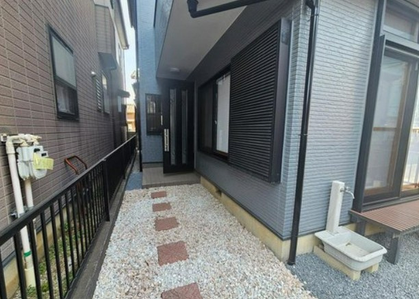 【中古】川越市南大塚リフォーム中古住宅の玄関|綺麗な玄関アプローチです！