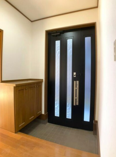 【中古】川越市南大塚リフォーム中古住宅の玄関|明るい玄関ホールです！
