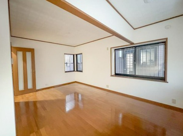 【中古】川越市南大塚リフォーム中古住宅の居間・リビング|明るい陽の入るゆとりあるリビングダイニングです！