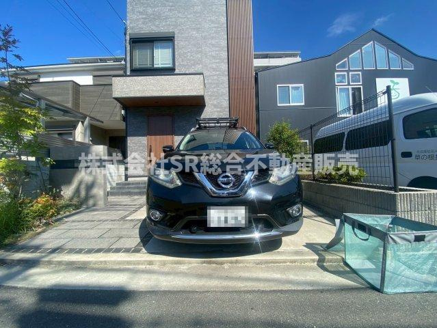 長瀬町2丁目中古戸建の駐車場|お車をお持ちの方には嬉しい駐車場はハイルーフ車も駐車可能で、自転車・バイクも置けます！