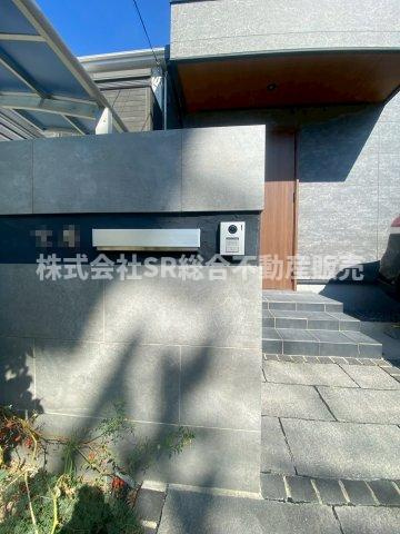 長瀬町2丁目中古戸建の防犯設備|来客時にお顔を確認できるTVモニター付きインターホンはもちろん完備！
