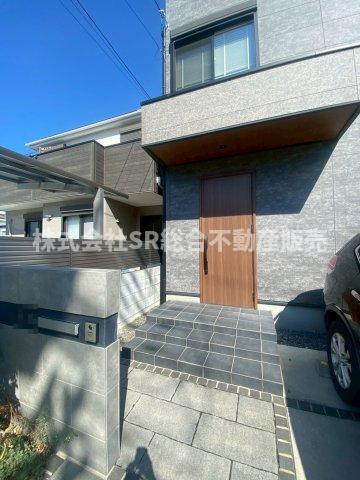 長瀬町2丁目中古戸建の玄関|建物の顔となる玄関前のレイアウトも細部までこだわり、非常にハイセンスな仕上がりとなっております。