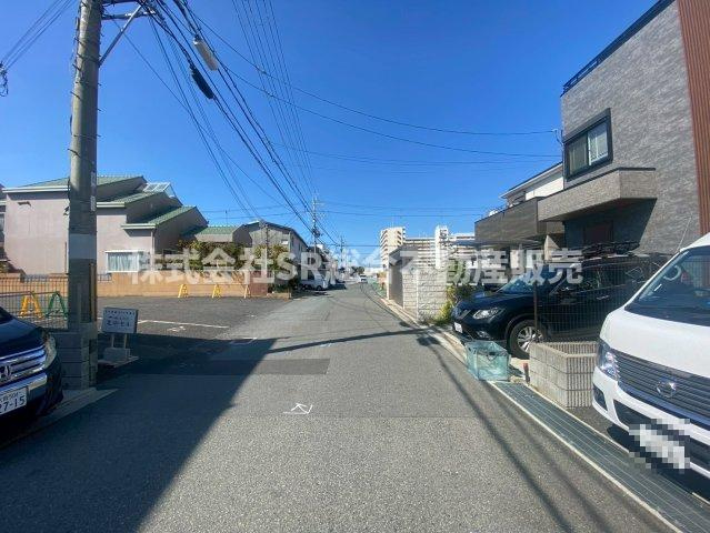 長瀬町2丁目中古戸建の前面道路含む現地写真|長年住むお家だからこそ重要になる接道に関して、南側に幅員約5.9ｍの広々道路♪お車の入出庫楽々、配達や業者様のお車を一時的に前に駐車してもらっても余裕があります。
