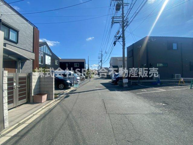 長瀬町2丁目中古戸建の前面道路含む現地写真|生活動線については最寄り駅まで徒歩6分、小学校やコンビニ、スーパー等生活で利用する施設のほとんどが徒歩圏内に揃っております。子育て世帯のファミリーやゆったりと人生を謳歌したいご夫婦の方にもおすすめです