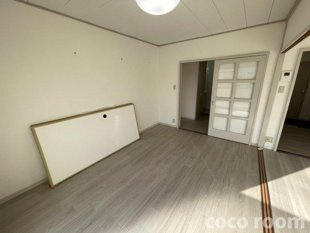 ドエル川村の居間・リビング