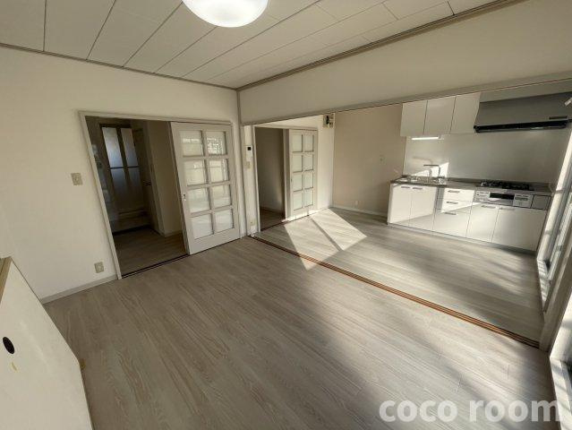 ドエル川村の居間・リビング