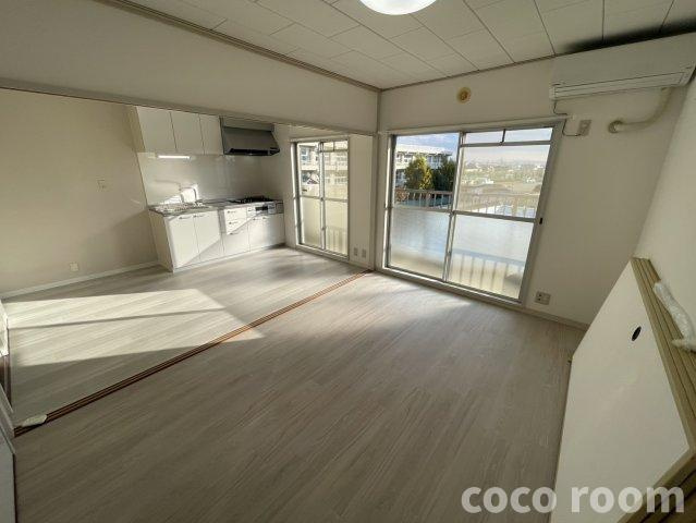 ドエル川村の居間・リビング