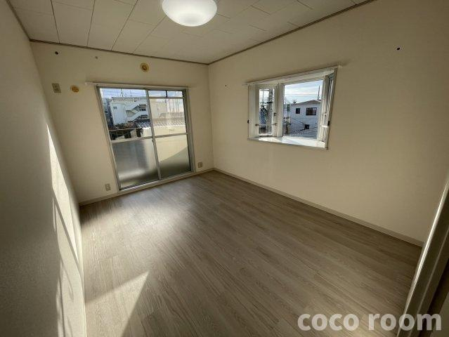 ドエル川村の洋室