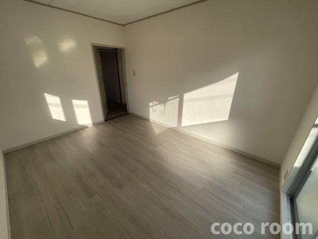 ドエル川村の洋室