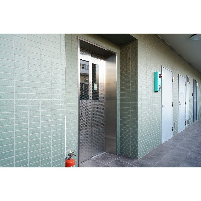 ＬＯＴＵＳ　ＧＡＲＤＥＮ　ＨＯＳＡＫＡのエントランス|エレベーターホール