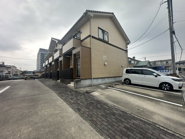 ウイングコートの駐車場