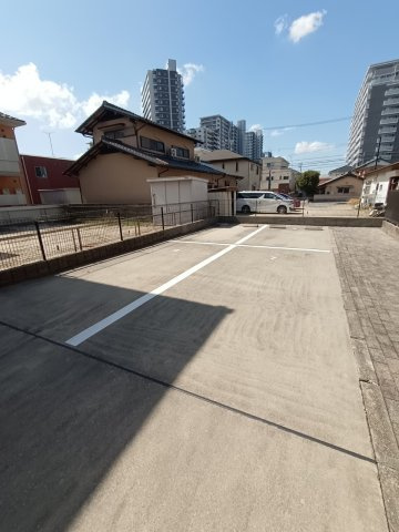 ウイングコートの駐車場