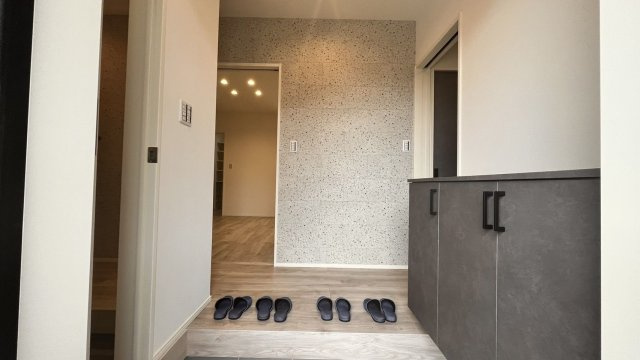 福岡市西区太郎丸2丁目　新築戸建の玄関|明るい玄関です