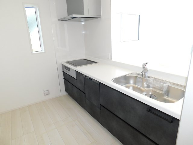 津島市下切町字高橋の新築一戸建のキッチン|◇キッチン◇　　人気の対面式・ＩＨコンロ・人工大理石天板システムキッチン・食洗機・浄水機能付ハンドシャワー・静音仕様シンク・薄型換気扇・スローインクローズレール・床下収納庫