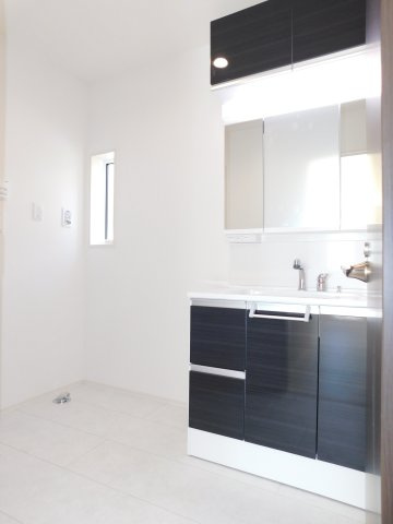 津島市下切町字高橋の新築一戸建の独立洗面台|◇洗面室◇　　広い洗面室！！　吊収納付き三面鏡シャワードレッサー（ワイドサイズ）　床下収納完備♪