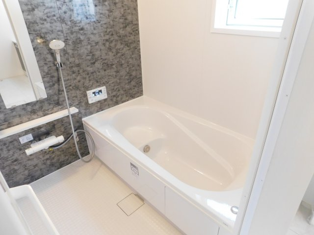 津島市下切町字高橋の新築一戸建の浴室|◇浴室◇　　広い１坪サイズ（LIXIL）・浴室暖房乾燥機・追い焚き・断熱浴槽・エコベンチ浴槽・キレイサーモフロア・オートバス・バリアフリー・浴室窓あり