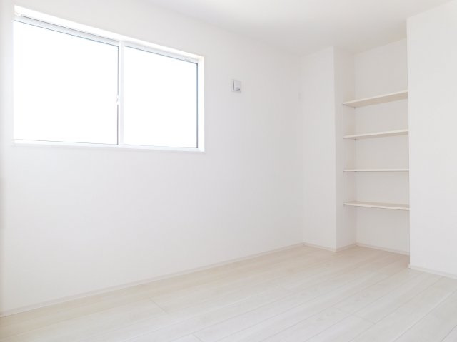 津島市下切町字高橋の新築一戸建の洋室|◇２階洋室◇　　明るい洋室５．５帖　全居室収納完備！　収納に便利な可動棚付き♪