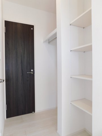 津島市下切町字高橋の新築一戸建の収納|◇１階ウォークインクローゼット◇　　ファミリークローゼットとしても利用できる大容量収納♪　便利な導線に配置されております♪