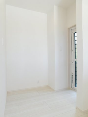 津島市下切町字高橋の新築一戸建の収納|◇パントリー＆勝手口◇　　日用品や食料品などの収納に便利なスペース♪　ゴミ出しなどに便利な勝手口♪