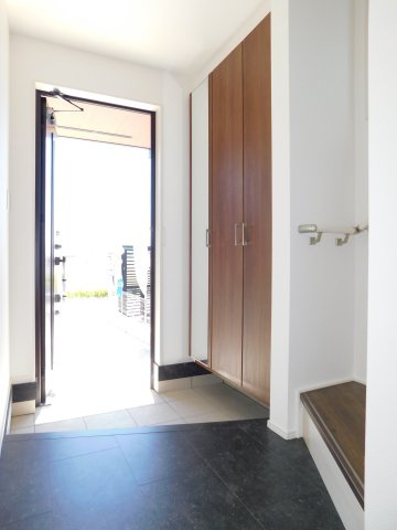 津島市下切町字高橋の新築一戸建の玄関|◇玄関収納◇　　広めの玄関ホール！！　家族の履物がしっかり収納できるミラー付き大型シューズ収納♪　姿見付き