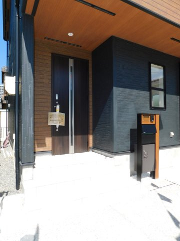 津島市下切町字高橋の新築一戸建の玄関|◇玄関ポーチ◇　　広々とした玄関ポーチ♪　宅配ＢＯＸ付きの門柱です♪