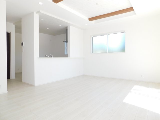 津島市下切町字高橋の新築一戸建の居間・リビング|◇リビング◇　　南面を含む２面採光で明るく広いリビング１８．６２５帖　ポップアップ天井のおしゃれなキッチン