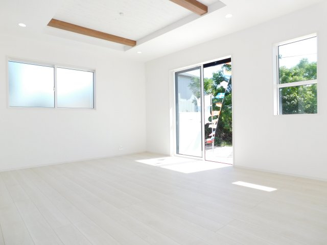 津島市下切町字高橋の新築一戸建の居間・リビング|◇リビング◇　　南面を含む２面採光で明るく広いリビング１８．６２５帖　アクセントになる化粧梁と開放感を演出する折り上げ天井♪