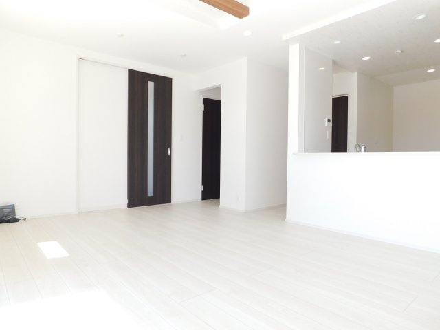 津島市下切町字高橋の新築一戸建の居間・リビング|◇リビング◇　　南面を含む２面採光で明るく広いリビング１８．６２５帖　アクセントになる化粧梁と開放感を演出する折り上げ天井♪