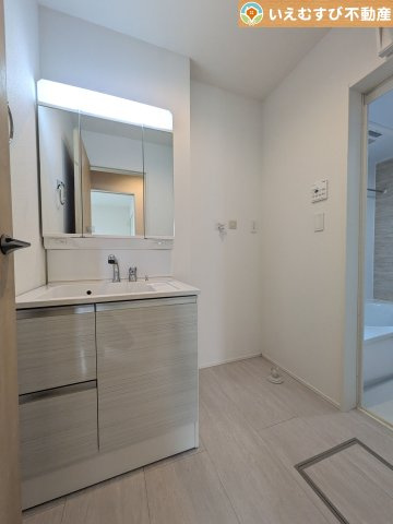 GRAFARE　羽生市中岩瀬の独立洗面台|3面ミラーの後ろは収納スペースを完備
生活感のあるものは隠して、スッキリシンプルな洗面台に！清潔感のある空間♪