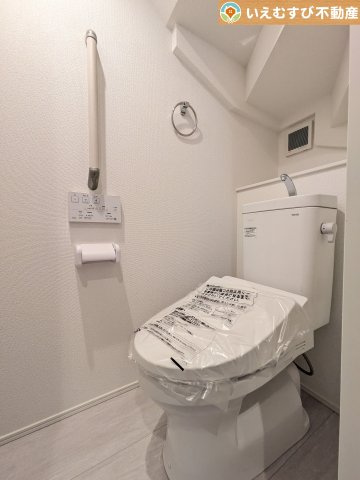 GRAFARE　羽生市中岩瀬のトイレ|シンプルで清潔感のあるトイレ
暖房便座付きなので寒い冬でも快適に使用できます！