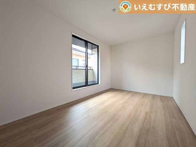 GRAFARE　羽生市中岩瀬の洋室|ぬくもりのある色合いでシンプルな洋室
日当り良好で明るい洋室！大容量のウォークインクローゼット付き♪