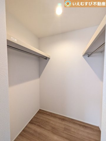GRAFARE　羽生市中岩瀬の収納|たっぷりの収納力を備えたウォークインクローゼット
たくさん収納できるので季節物やかさばるバッグなども片付きます♪