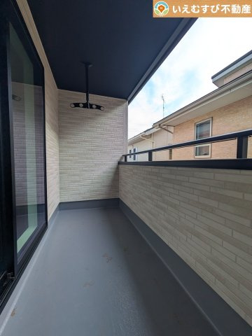 GRAFARE　羽生市中岩瀬のバルコニー|南バルコニーで毎日のお洗濯もラクラク快適
しっかり太陽の光が降り注ぐ南向きなのでお洗濯物が乾きやすい♪