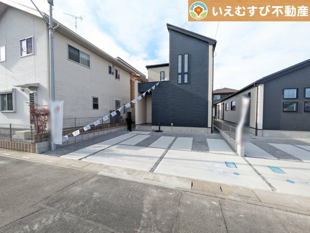 GRAFARE　羽生市中岩瀬の駐車場|並列3台駐車可能なゆとりのカースペース
複数台車をお持ちでも、お友達が遊びに来てもゆとりの駐車スペース！