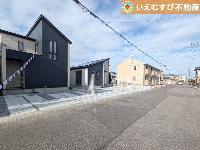 GRAFARE　羽生市中岩瀬の前面道路含む現地写真|充分な広さの前面道路
間口が広くお車の出し入れも問題なく行えるスペースが確保されています♪