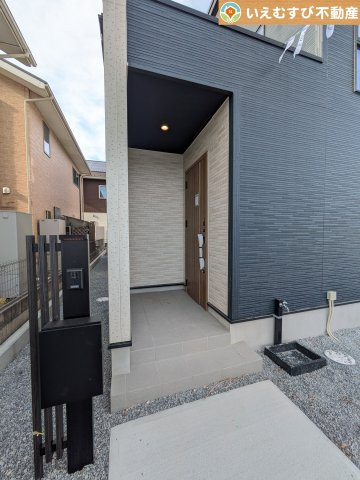 GRAFARE　羽生市中岩瀬のエントランス|落ち着いた色づかいのエントランス
駐車場からアクセスの良いエントランス。雨の日や荷物が多くても安心の動線♪