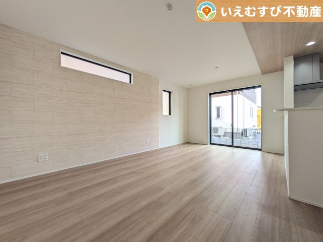 GRAFARE　羽生市中岩瀬の居間・リビング|ナチュラルな色合いで落ち着いた印象のリビングダイニング
ぬくもりのあるナチュラルな空間。グリーンを飾っても相性が良さそうですね♪