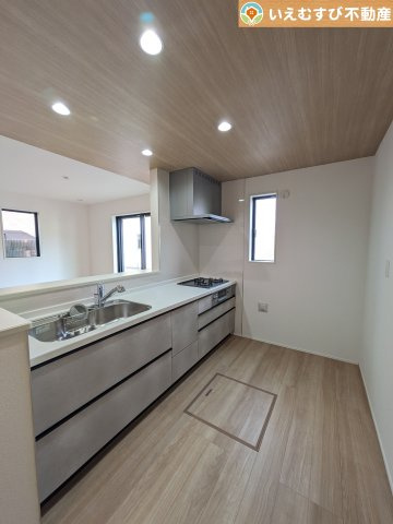 GRAFARE　羽生市中岩瀬のキッチン|リビングのお子様を見守りながらお料理ができる対面キッチン
様子を見たり会話をしながら過ごせるキッチンで楽しく料理ができますね！