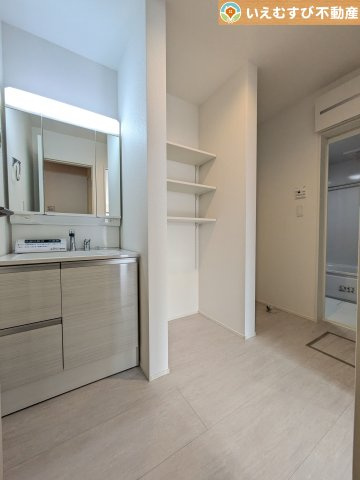 GRAFARE　羽生市加羽ケ崎の独立洗面台|リネン庫スペースを完備
タオルを収納したり、洗濯用の洗剤などを収納したり、洗面室をすっきり使えます♪