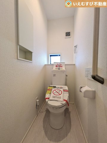GRAFARE　羽生市加羽ケ崎のトイレ|シンプルで清潔感のあるトイレ
窓付きで明るく、お掃除しやすいシンプルな空間♪