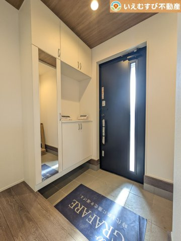 GRAFARE　羽生市加羽ケ崎の玄関|玄関がいつも片づくシューズインクローゼット
たっぷり入る収納設備で玄関がすっきり綺麗に過ごせると快適ですよね♪