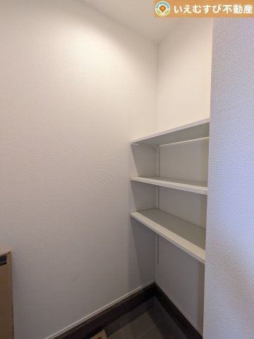 GRAFARE　羽生市加羽ケ崎の収納|大容量の土間収納付き
棚も付いた土間収納付きなのでベビーカーやお子様の遊び道具なども置いておけます♪