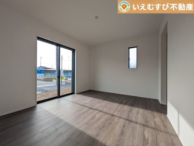 GRAFARE　羽生市加羽ケ崎の洋室|シンプルで明るいお部屋
2面採光で日当り良好！シンプルなお部屋なので自分で家具を選ぶのが楽しみですね！