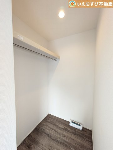 GRAFARE　羽生市加羽ケ崎の収納|たっぷりの収納力を備えたウォークインクローゼット
たくさん収納できるので季節物やかさばるバッグなども片付きます♪